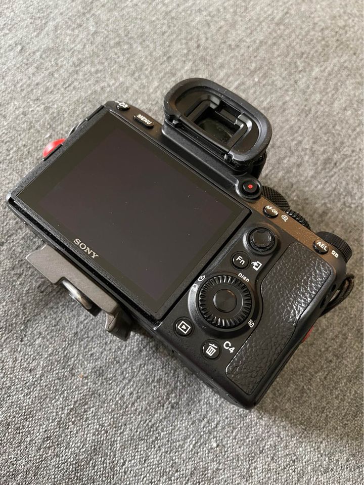 New Sony a7 III ILCE7M3/B Full-Frame Mirrorless Interchangeable-Lens Camera