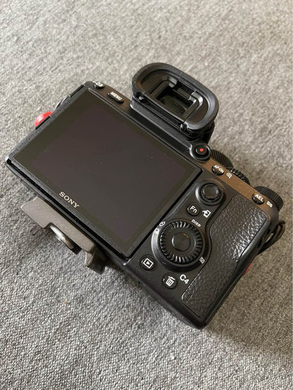 New Sony a7 III ILCE7M3/B Full-Frame Mirrorless Interchangeable-Lens Camera